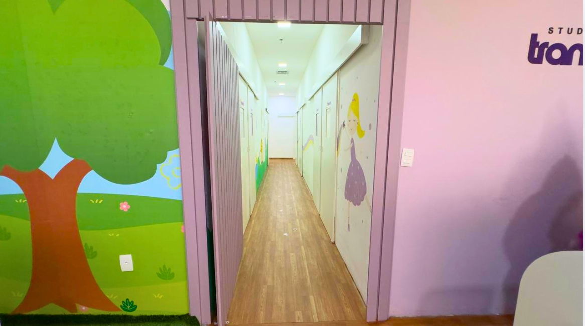 Corredor interno com salas de atendimento