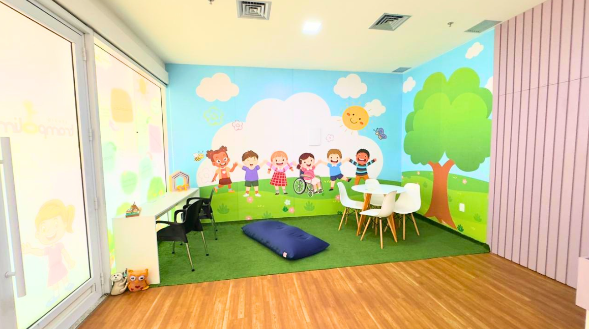 Sala infantil colorida para atendimentos e atividades