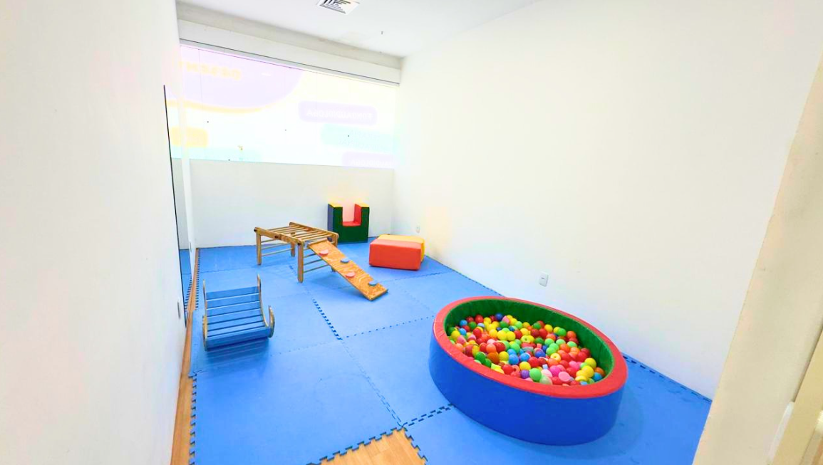Sala de psicomotricidade com tatame e piscina de bolinhas